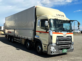 大型低床ウイング車